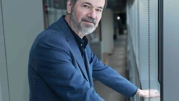 Humanidad se vuelve más tonta con la IA, advierte Juan Villoro