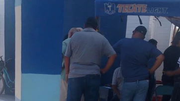 Adulto mayor sufre posible infarto mientras disfrutaba de un juego de beisbol