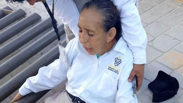 Portón cae sobre guardia de seguridad