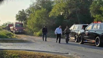 Joven muere calcinado al caer a canal con auto