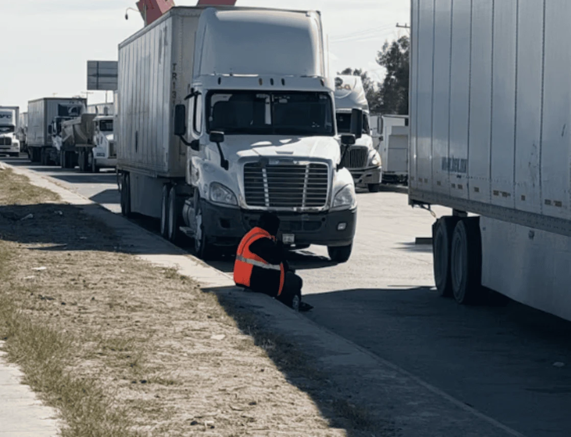 Transportistas exigen reapertura de cruce fronterizo México-EU