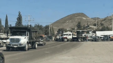 Familia LeBarón bloquea carreteras tras cortes de luz de CFE