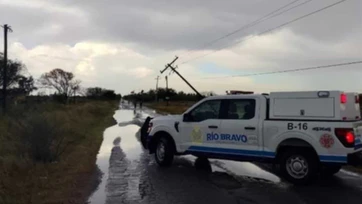 Colapsa poste por lluvias y bloquea la Brecha 109 en Río Bravo