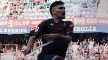 Johan Vásquez anota un golazo y es expulsado en el Genoa