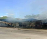 Voraz incendio consume locales comerciales en Río Bravo
