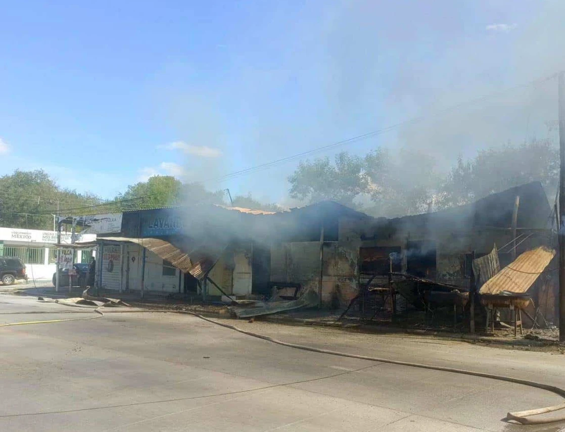 Arden asadero, puesto de carnitas y lavandería en voraz incendio