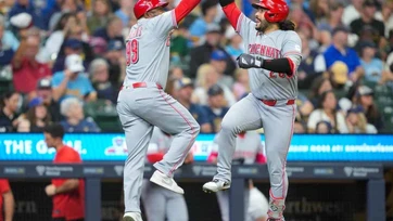 Eugenio Suárez pega jonrón de 3 carreras y los Rojos vencen 4-3 a Cerveceros