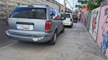 Invaden banquetas afuera del DIF
