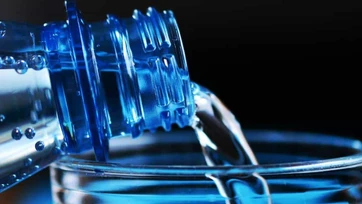 ¿Hace daño tomar agua mineral todos los días? Esto dicen los expertos