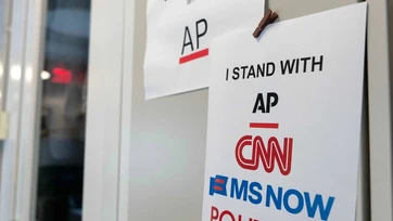 Juez no emite fallo inmediato en demanda por orden de Trump de prohibir acceso a medios