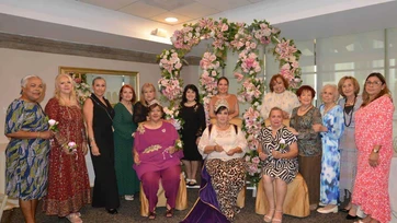 Coronan a abuelitas reinas