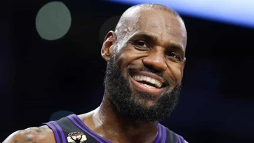 LeBron James firma con los 76ers para la próxima temporada