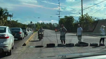 Vecinos bloquean la Avenida Tamaulipas ante inundaciones
