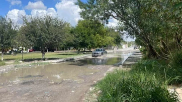 Sortean enorme charco para entrar a su colonia
