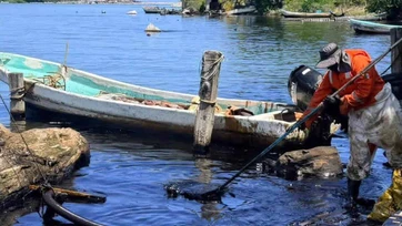 Sanean e investigan escurrimiento de la Refinería Madero