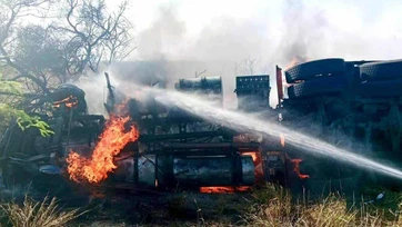 Arde tráiler con carne tras volcar en San Fernando