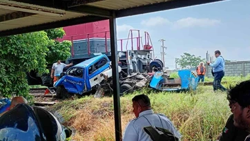 Tren impacta pipa de gas y moviliza cuerpos de emergencia