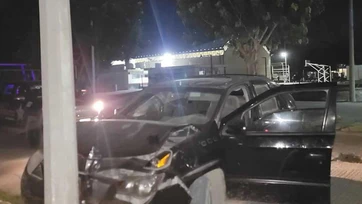 Estrella menor auto contra poste