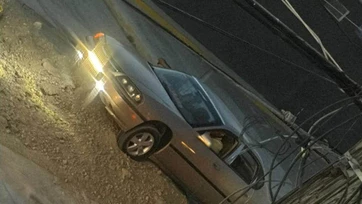 Atora carro sobre tierra