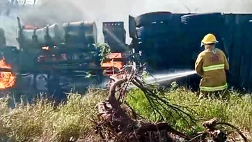 Arde tráiler con 17  toneladas de carne