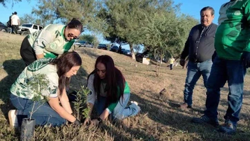 Se unen en jornada de limpieza y reforestación