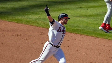 Riley impulsa victoria de Bravos por 5-3 sobre Filis