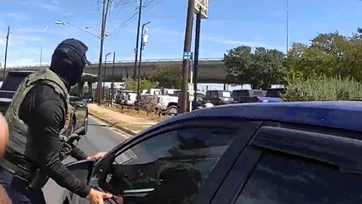 Permanece detenido el venezolano baleado por un agente del ICE en Texas; está acusado de agresión