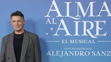 Alejandro Sanz posa por primera vez con sus cuatro hijos y su novia