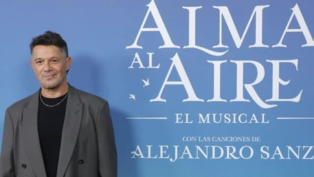 Alejandro Sanz posa por primera vez con sus cuatro hijos y su novia