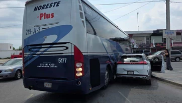 Choca y prensa autobús a camioneta