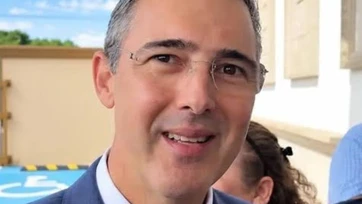Propone senador exigir que funcionarios vivan en México
