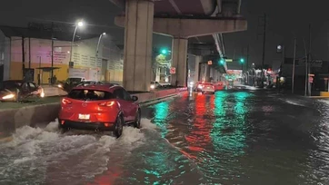 Fuertes lluvias dejan inundaciones y decenas de autos varados en NL
