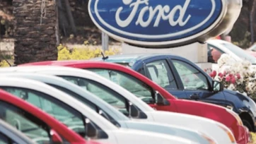A revisión miles de automóviles de Ford