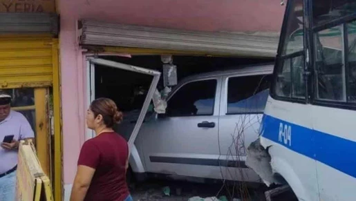 Provoca microbús choque múltiple y se mete a local