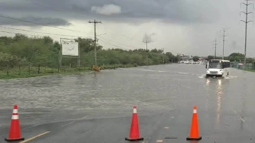 Lluvia inunda calles y cierra vialidades