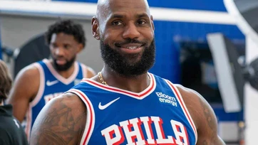 LeBron James brilló y dio un gran espectáculo en su primer scrimmage público con los 76ers