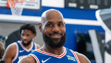 James deslumbra en su primer scrimmage con Filadelfia Sixers