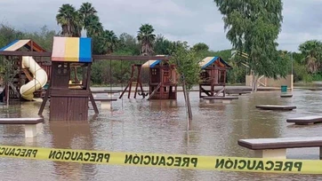 Se desborda río Álamo; restringen paso en Mier