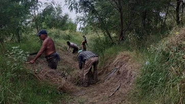Liberan los vecinos desagües ante lluvias