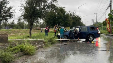 Derrapa por charco y pierde el control