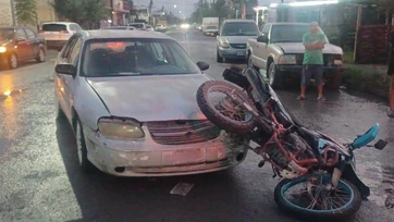 Choca menor de edad a un motociclista