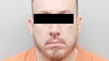 Sujeto golpea a hombre con pistola y amenaza a la pareja