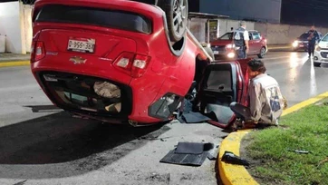 Pierde el control y vuelca su auto
