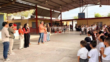 Entregan tinacos a escuela afectada por falta de agua