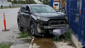 Camioneta impacta en barda de maquiladora