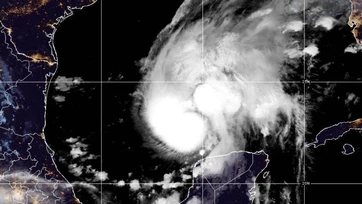 El huracán Isaías se fortalece rumbo a la costa estadounidense del golfo