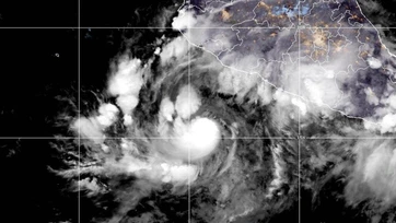 Huracán Simón categoría 2 se intensifica y se acerca a México