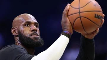 Debuta LeBron con Filadelfia en su temporada 24