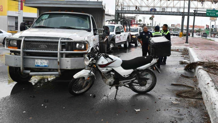 Acaba lesionado al chocar con camión