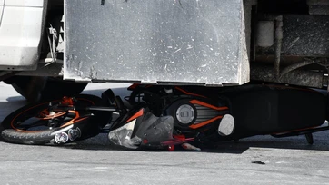 Muere mujer al impactar su moto contra grúa